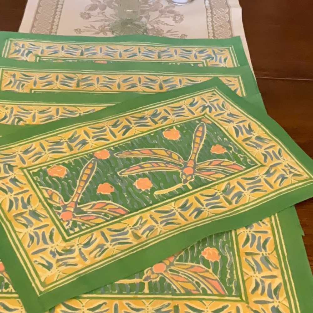 Wonderful hand screened placemats!  Set of 6. Beautiful design and colors!  Nice